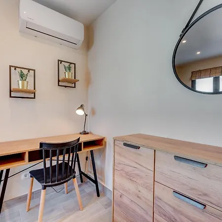 アパート Exclusive 2bedrm Aircon 200m アデヘ