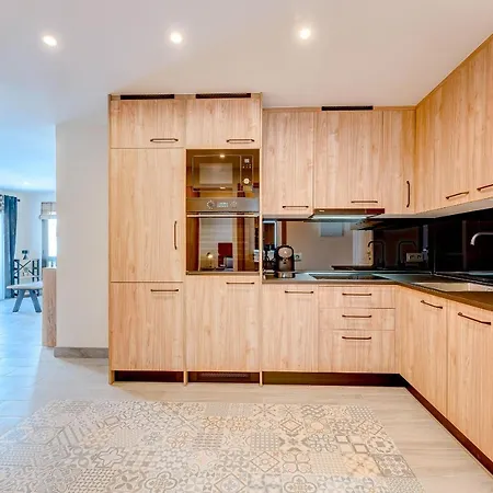 Exclusive 2bedrm Aircon 200m Apartment