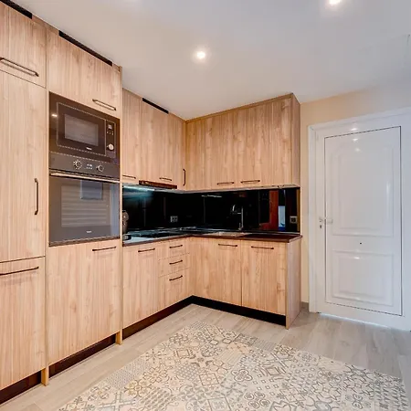 Exclusive 2bedrm Aircon 200m アパート *