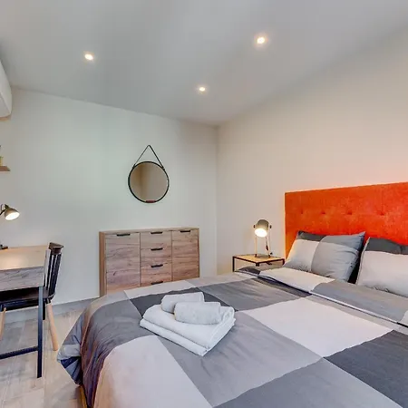 Exclusive 2bedrm Aircon 200m アパート