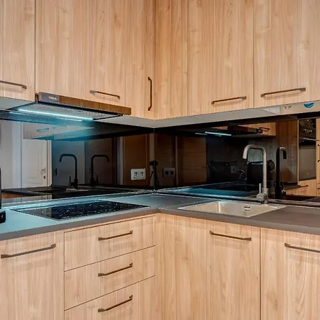 Exclusive 2bedrm Aircon 200m アパート *