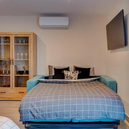 Exclusive 2bedrm Aircon 200m アパート アデヘ